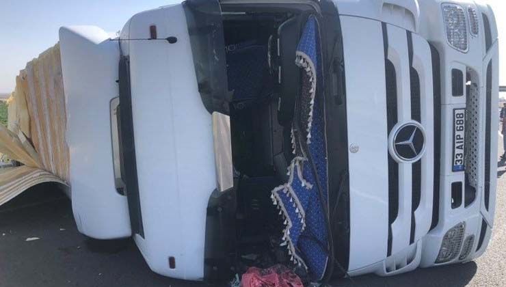 Diyarbakır’da meyve taşıyan tır devrildi: 1 yaralı