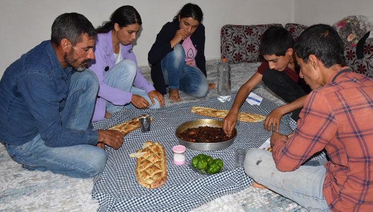 Fedakar baba! 4 çocuğuna hem annelik, hem babalık yapıyor