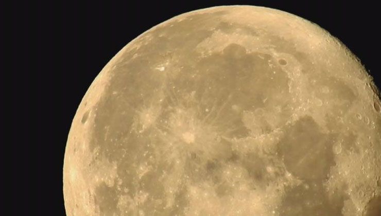 Sabah ezanı ile birleşen dolunay görüntüleri, izleyenleri hayran bırakıyor