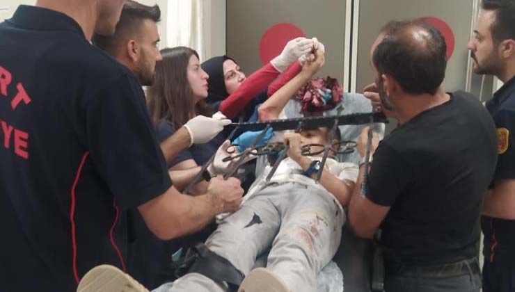 Oyun oynarken koluna demir korkuluk saplandı