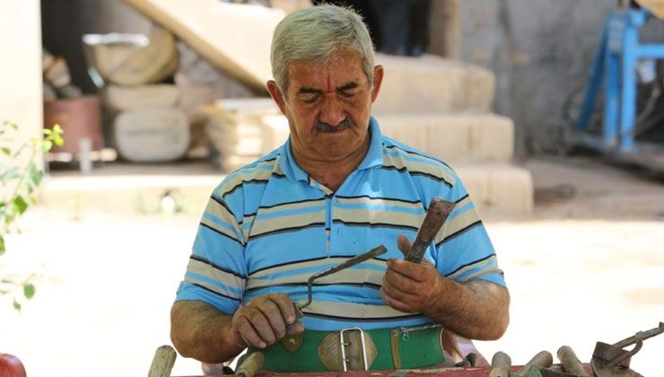 Mehmet Sönmez, sınırda 60 yıldır demir döverek geçimini sağlıyor