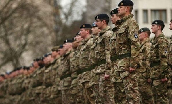 İngiltere’de asker sokağa indi!