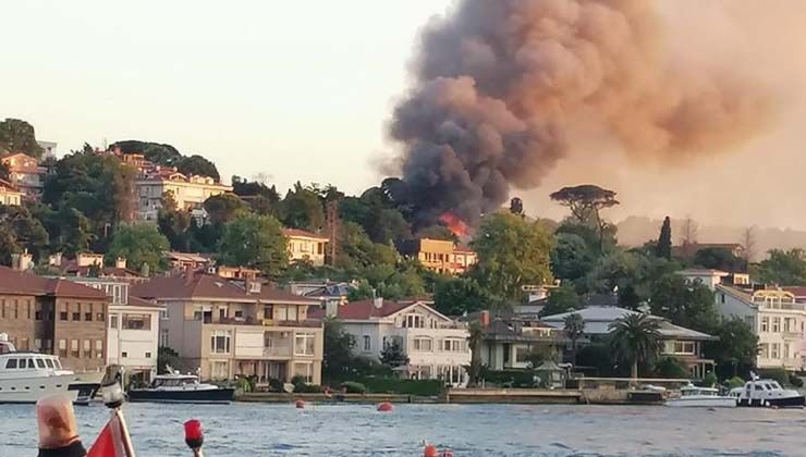 Üsküdar’da iki katlı ahşap binada korkutan yangın
