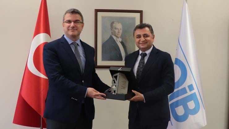 Anadolu Isuzu’ya Uludağ Otomotiv Endüstrisi İhracatçıları Birliği’nden “Büyük Hedeflerin Üstün Başarısı” ödülü