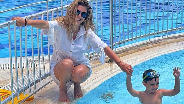 Nadide Sultan’dan oğluna yüzme dersi