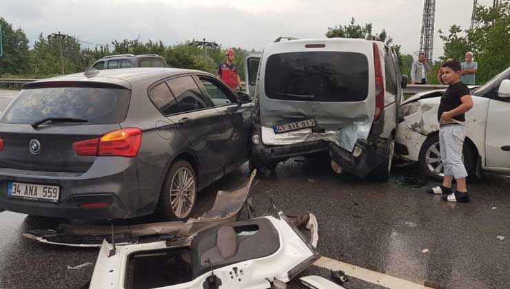 6 araç birbirine girdi, ortalık savaş alanına döndü: 2’si çocuk 8 yaralı