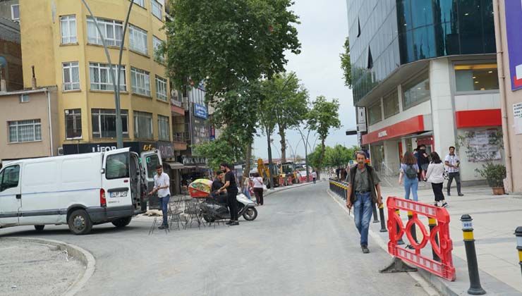 Hürriyet Caddesi yenilenen görünümüyle trafiğe açıldı