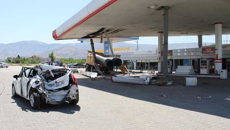 Elazığ – Bingöl Karayolunda faciadan dönüldü! İki benzin pompası yıkıldı