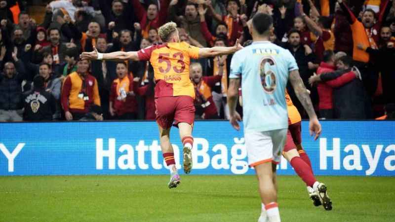 Galatasaray, Başakşehir'i 2-0'la geçti Galatasaray, Başakşehir'i 2-0'la geçti