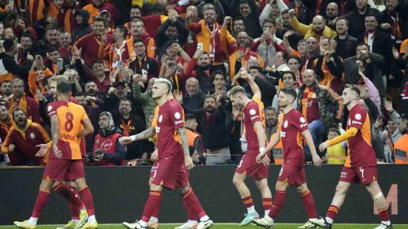Galatasaray ligdeki yenilmezliğini 13 maça çıkardı Galatasaray ligdeki yenilmezliğini 13 maça çıkardı