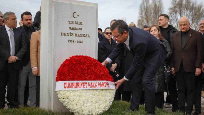 Eski CHP Genel Başkanı Deniz Baykal mezarı başında anıldı Eski CHP Genel Başkanı Deniz Baykal mezarı başında anıldı