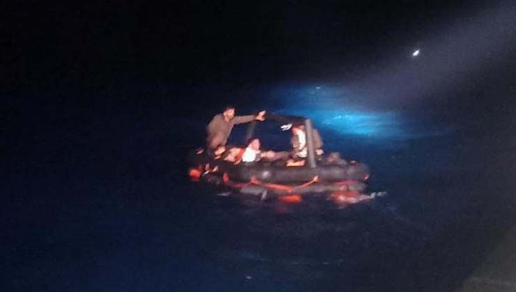 Yunan polisi değerli eşyalarına el koyup, darp ettiği göçmenleri Türk karasularına itti