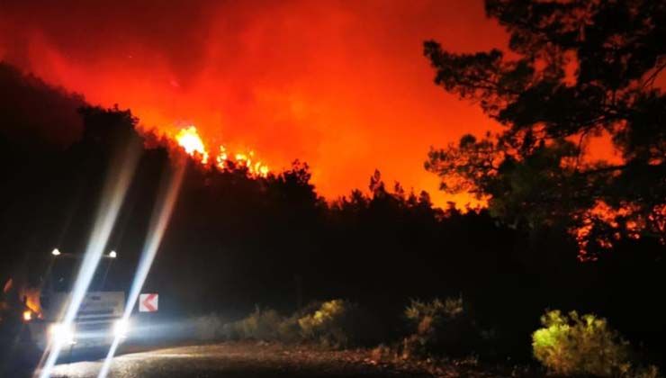 Marmaris’teki yangına 20 helikopter, 14 uçak ile müdahale başladı