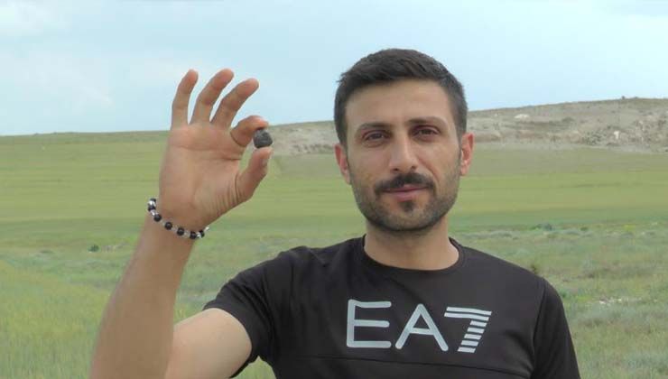 Tatil için gitti tarlada gezerken göktaşı buldu