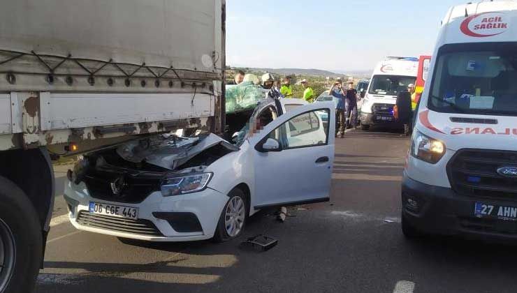 TAG otoyolunda feci kaza, otomobil tırın altına girdi: Ömer olay yerinde öldü