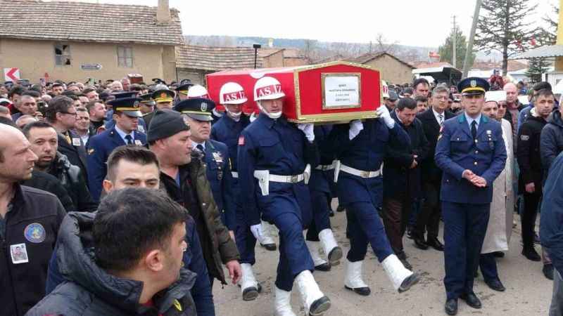 Araç kazasında şehit olan asker Kütahya’da toprağa verildi Araç kazasında şehit olan asker Kütahya’da toprağa verildi
