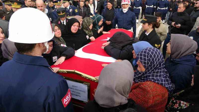 Araç kazasında şehit olan asker Kütahya’da toprağa verildi Araç kazasında şehit olan asker Kütahya’da toprağa verildi