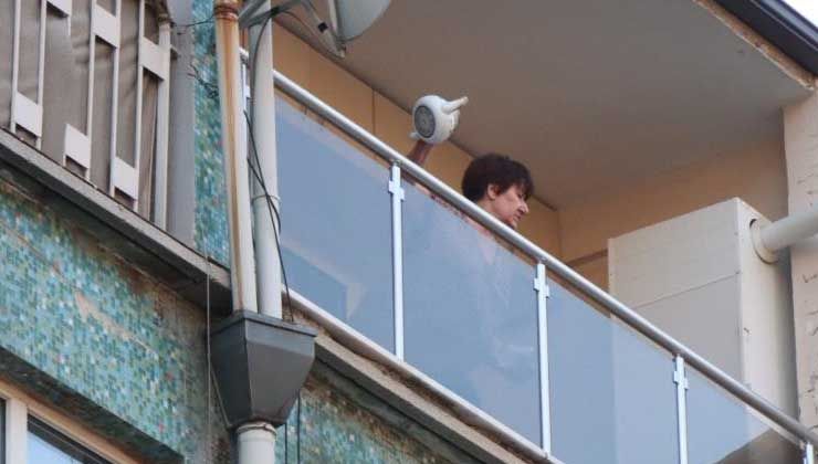 Eline geçen her eşyayı balkondan attı, kuzeni gelince ikna oldu