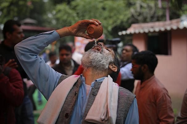 Koronadan korunmak için idrar içtiler!