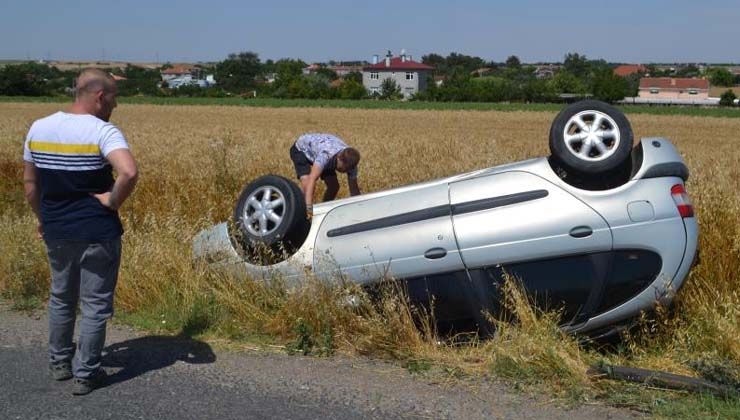 Eşek arısı arabaya takla attırdı: 3 yaralı