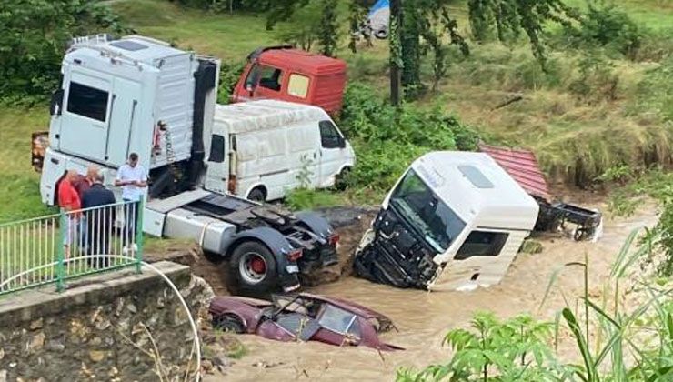 Karadeniz’de dere taştı, araçlar suya gömüldü