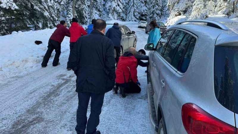 Kartalkaya yolu tatilcilere çile oldu: Yolda kalan araçları iterek kurtarmaya çalıştılar Kartalkaya yolu tatilcilere çile oldu: Yolda kalan araçları iterek kurtarmaya çalıştılar