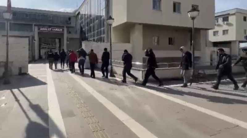 Osmaniye’de sahte kimlikle SRC sınavına giren 16 kişi yakalandı Osmaniye’de sahte kimlikle SRC sınavına giren 16 kişi yakalandı