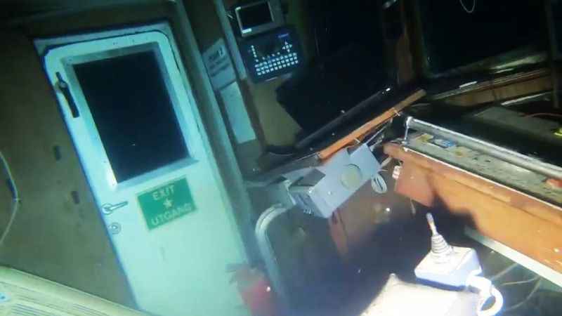 Batan geminin içindeki aramalar görüntülendi Batan geminin içindeki aramalar görüntülendi