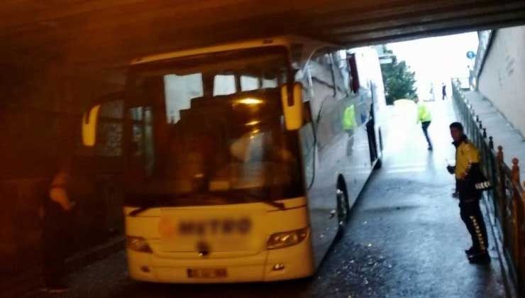 Yolcu otobüsü alt geçitte sıkıştı: yolcular tahliye edildi