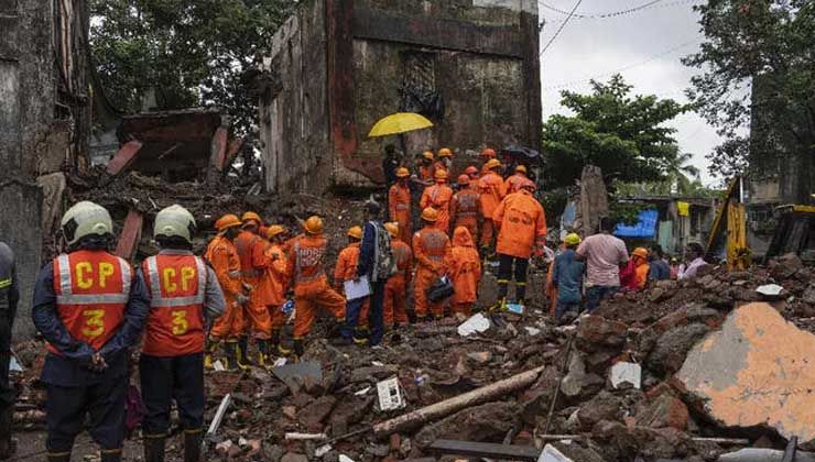 Hindistan’da 4 katlı bina çöktü: Ölü ve yaralılar var Hindistan’da 4 katlı bina çöktü: Ölü ve yaralılar var