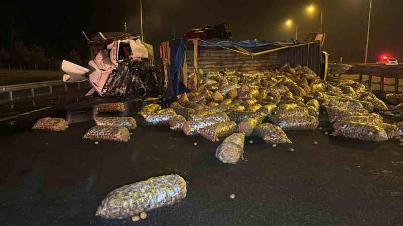 Patates yüklü kamyon devrildi: Bolu Dağı geçişi trafiğe kapandı Patates yüklü kamyon devrildi: Bolu Dağı geçişi trafiğe kapandı