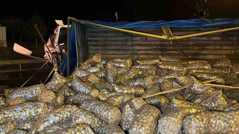 Patates yüklü kamyon devrildi: Bolu Dağı geçişi trafiğe kapandı Patates yüklü kamyon devrildi: Bolu Dağı geçişi trafiğe kapandı