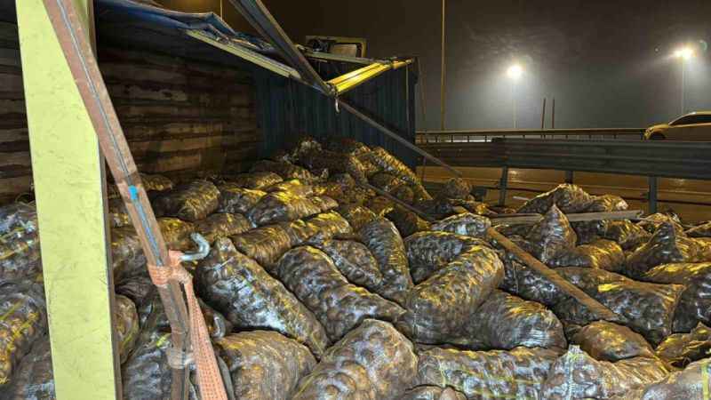 Patates yüklü kamyon devrildi: Bolu Dağı geçişi trafiğe kapandı Patates yüklü kamyon devrildi: Bolu Dağı geçişi trafiğe kapandı