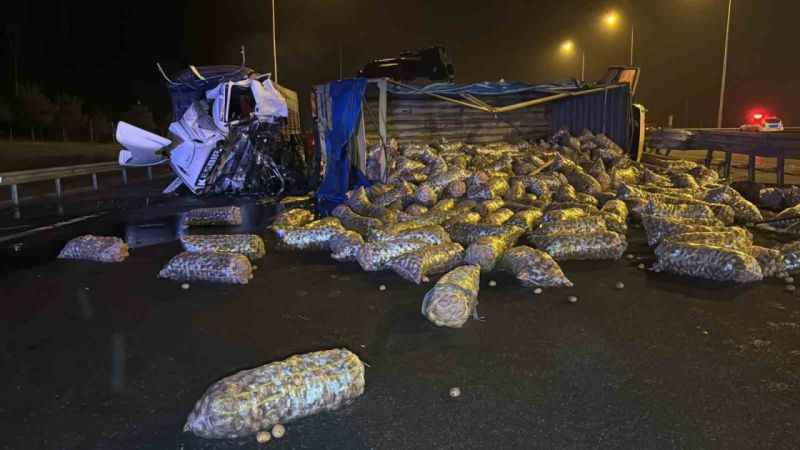Patates yüklü kamyon devrildi: Bolu Dağı geçişi trafiğe kapandı Patates yüklü kamyon devrildi: Bolu Dağı geçişi trafiğe kapandı