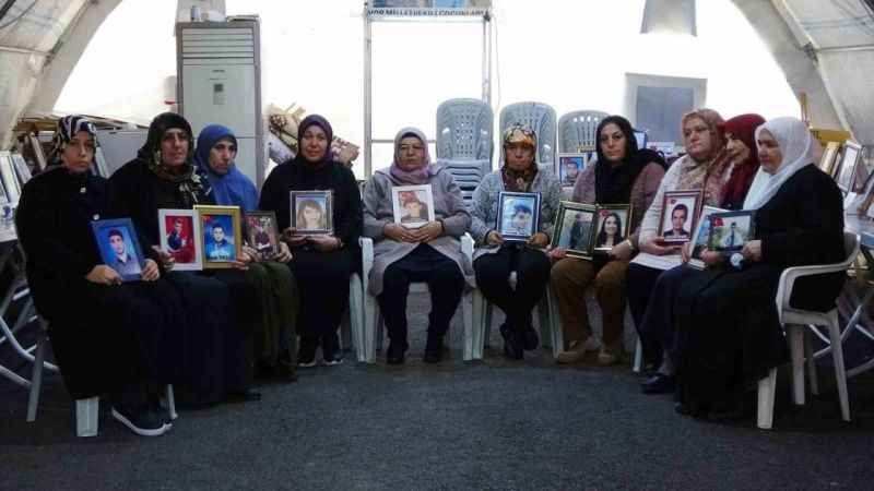 Evlat nöbetindeki Remziye Yenidoğan: "15 yaşında bir çocuk annesini bırakıp dağa gitmez" Evlat nöbetindeki Remziye Yenidoğan: "15 yaşında bir çocuk annesini bırakıp dağa gitmez"