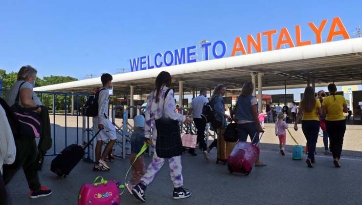 Antalya Havalimanından rekor: Bir günde 1003 uçak inip kalktı