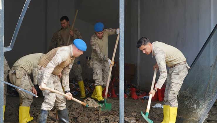 Mehmetçik yaraları sarıyor