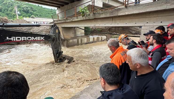 Düzce’de kepçe sudan çıkarıldı, operatör Okan Bayrak aranıyor