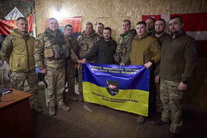 Zelenskiy, cephe hattındaki birlikleri ziyaret etti