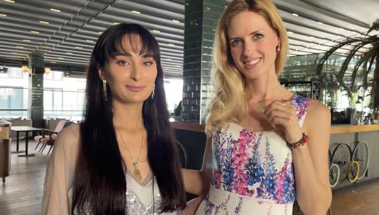 Wilma Elles, kendisi için tasarlanan kolyeyi taktı