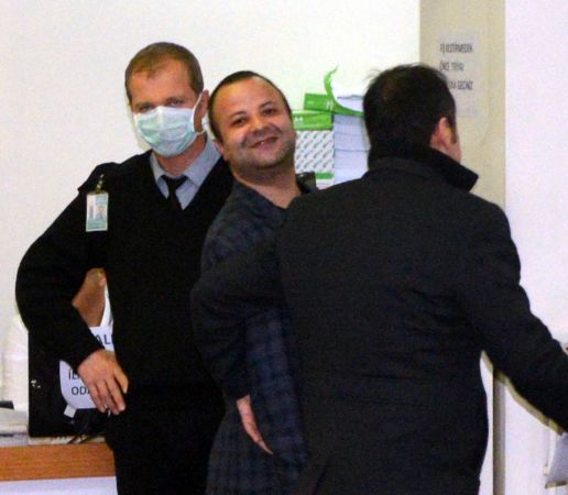 “Hastanede Koronavirüs var” paylaşımı yaptı, adliyeye giderken böyle sırıttı!