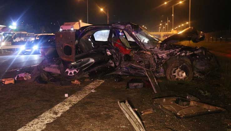 TEM’de feci kaza, otomobil hurdaya döndü: 2 ölü, 2 yaralı