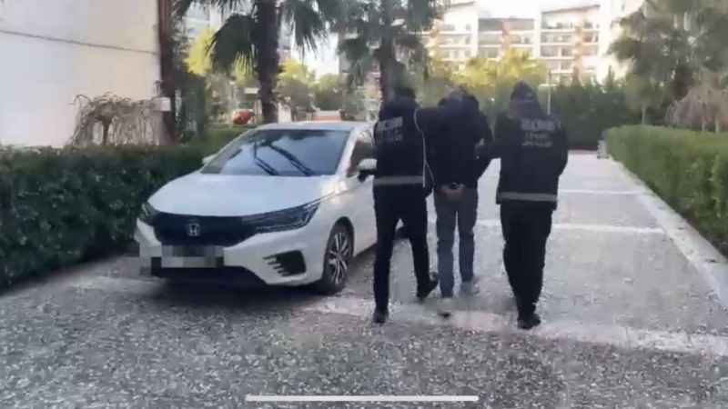 İnterpol tarafından kırmızı bültenle aranan zanlı İzmir’de yakalandı İnterpol tarafından kırmızı bültenle aranan zanlı İzmir’de yakalandı