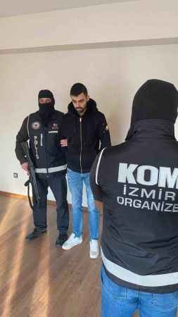 İnterpol tarafından kırmızı bültenle aranan zanlı İzmir’de yakalandı İnterpol tarafından kırmızı bültenle aranan zanlı İzmir’de yakalandı