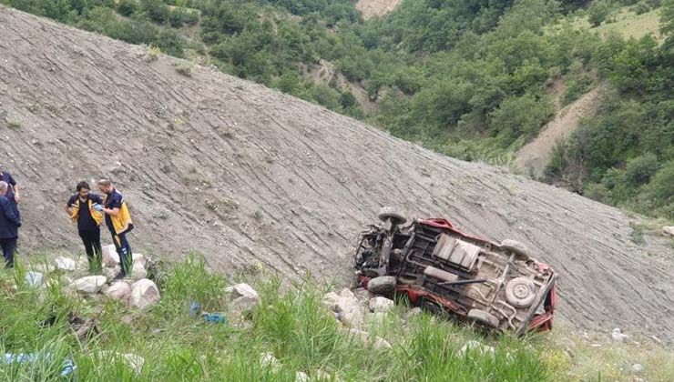 Tokat’ta minibüs uçuruma yuvarlandı. 4 ölü, 1 yaralı