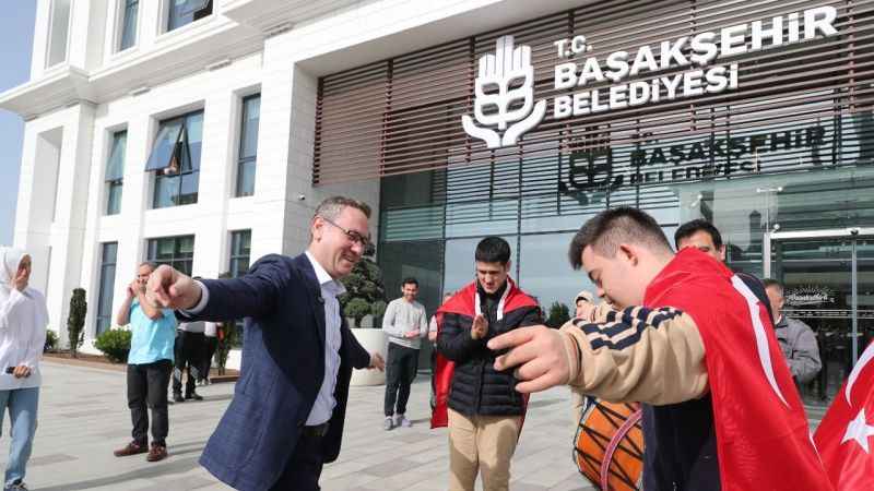 Başakşehir’in en özel gençlerine zurnalı asker eğlencesi Başakşehir’in en özel gençlerine zurnalı asker eğlencesi