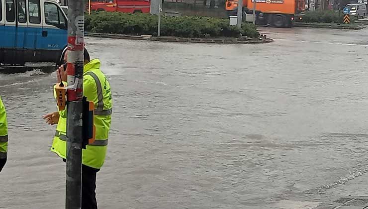Ankara’da sağanak yolları ve evleri sular altında bıraktı