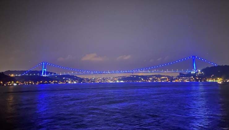 Denizcilik ve Kabotaj Bayramı için Fatih Sultan Mehmet Köprüsü mavi renge büründü