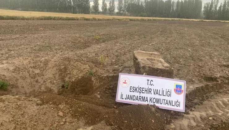 Tarlasını süren çiftçi buldu: Üzerinde haç ve değişik figürler var