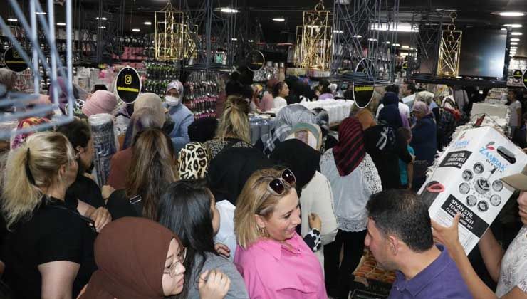 Kapılar açılır açılmaz akın ettiler, tam 2 bin kişi…